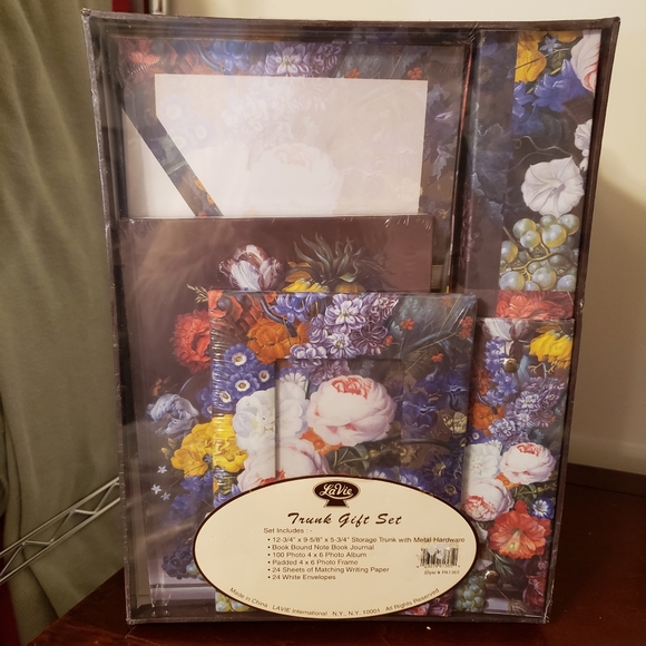 Trunk Gift Set - Picture 11 of 12